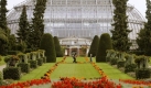 Auch der Vorgarten des großen Tropenhaus im Berliner Botanischen Garten ist ansehnlich. Nach drei Jahre dauernder Restaurierung wurde das Tropenhaus vor wenigen Tagen wiedereröffnet. Foto: ddp