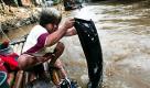 Eine indonesische Frau wäscht Kleidung in einem Fluss der Hauptstadt Jakarta. Sauberes Wasser für eine gesunde Welt  das ist das Motto des heutigen Tag des Wassers. Foto: ap