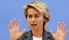 Perspektiven für Menschen ohne Beschäftigung: Bundesarbeitsministerin Ursula von der Leyen (CDU) erläutert auf einer Pressekonferenz in Berlin das Bundesprogramm Bürgerarbeit - neue Chancen für Arbeitslose. Darin enthalten sind Pläne, die Erwerbslose bei gemeinnütziger Arbeit wieder aktiv werden lassen sollen. Das bedeutet zwar mehr Geld für die Betroffenen Arbeitslosen, aber auch mehr Ausgaben für den verschuldeten Staat. Foto: dpa