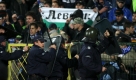Fußball Champions League: PFC Levski Sofia - Werder Bremen am Dienstag (31.10.2006) im Vasil-Levski-Stadion in Sofia. Schon vor Spielbeginn kommt es zu Auseinandersetzungen zwischen der Polizei und Levski-Fans.
 Foto: dpa