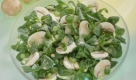 Stimmt etwas mit dem Essen nicht, weil die Pommes versalzen sind oder Sand im Salat steckt, können Gäste das reklamieren und eine neue Portion verlangen. Um's Bezahlen kommen sie allerdings nur, wenn die Nachbesserung nicht klappt. Übrigens, beanstandet werden muss sofort, nicht erst, wenn man schon alles aufgegessen hat. Foto: ddp