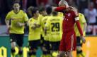 Bayern's Arjen Robben of the Netherlands reacts as Dortmund's players celebrate their side's second goal during the German soccer cup final between Borussia Dortmund and FC Bayern Munich at the Olympic stadium in Berlin, Germany, Saturday, May 12, 2012. (AP Photo/Michael Sohn) - NO MOBILE USE UNTIL 2 HOURS AFTER THE MATCH, WEBSITE USERS ARE OBLIGED TO COMPLY WITH DFB-RESTRICTIONS, SEE INSTRUCTIONS FOR DETAILS  Foto: dapd