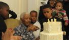 An seinem Geburtstag hat Nelson Mandela mit seiner Familie gefeiert - während sich in ganz Südafrika Menschen sozial engagierten. Am Tag zuvor brachten ihm 95 Kinder aus den Townships seiner Jugend ein Geburtstagsständchen. Foto: ap
