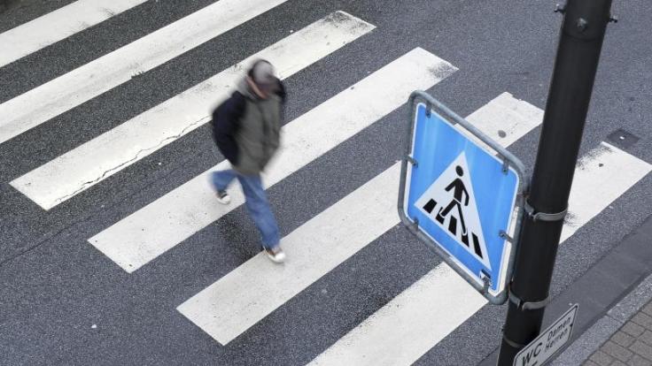 Autofahrer müssen mit mäßigem Tempo an Zebrastreifen heranfahren.