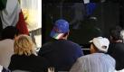 P-16013034807
Italienische Fussballfans verfolgen am Donnerstag (24.0610) vor einem kleinen Pizza-Restaurant in Berlin das Weltmeisterschaftsspiel Italiens gegen die Slowakei. Die italienische Fussball-Nationalmannschaft verlor am Donnerstag ihr letztes Gruppenspiel der Weltmeisterschaft in Suedafrika gegen das Team der Slowakei und schied aus dem Wettbewerb aus.
 Foto: dapd