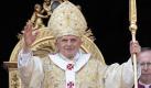 Unter bewölktem Himmel hat Papst Benedikt XVI. heute in Rom mit der Ostermesse begonnen. Am wichtigsten christlichen Feiertag versammelten sich wieder zehntausende Gläubige und Touristen auf dem Petersplatz. Foto: dapd