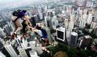 380 Meter in die Tiefe geht es für diese drei Basejumper, die sich vom Kuala Lumpur Tower in Malaysia stürzen. Das trauen sich in bei diesem jährlichen Ereignis diesmal insgesamt 120 Wagemutige aus 22 Nationen. Bei dem Extremsport Basejumping wird nicht aus einem Flugzeug, sondern mit Fallschirmen von großen Gebäuden gesprungen. Foto: dpa
