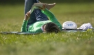 Frohe Ostern: Eine Berlinerin hat sich mit einem Buch auf eine Wiese im Treptower Park zurckgezogen. Foto: dpa