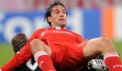 Der Münchner Luca Toni (oben) liegt auf Michael Ciani von Bordeaux. Foto: dpa