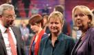 Die Spitzenkandidaten für die Landtagswahl in NRW, Röttgen (l-r, CDU), Löhrmann (Grüne) und Ministerpräsidentin Kraft (SPD) stehen in Mönchengladbach nach der Wahl-Arena im Fernsehstudio. Foto: Marius Becker Foto: dpa