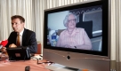 Der ehemalige Hamburger Justizsenator Roger Kusch sitzt am Montag (30.06.2008) neben einem TV-Bildschirm, auf der die verstorbene Bettina S. zu sehen ist, während einer Pressekonferenz in Hamburg. Kusch hat nach eigenen Angaben der älteren Frau Sterbehilfe geleistet. Kusch habe am vergangenen Samstag in Süddeutschland der sterbewilligen Frau bei ihrem Vorhaben geholfen. Dabei sei die von dem Juristen entwickelte Selbsttötungsmaschine aber nicht zum Einsatz gekommen
 Foto: dpa