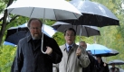 Der SPD-Vorsitzende Franz Müntefering (2.v.l.) und der Bundestagsvizepräsident Wolfgang Thierse (SPD, l.) kommen auf dem Waldfriedhof in Berlin-Zehlendorf zum Grab des ehemaligen Regierenden Bürgermeisters von Berlin und Bundeskanzlers Willy Brandt. Foto: AP