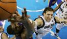 Der Deutsche Dirk Nowitzki von den Dallas Mavericks versucht Andrew Bynum von den Los Angeles Lakers daran zu hindern, Punkte zu machen. Das Spiel ging 100:95 für die Los Angeles Lakers aus. Für Nowitzki gab es trotzdem etwas zu feiern:Als erster Europäer hat er nun mehr als 20.000 Punkte in der NBAerzielt. Foto: ap