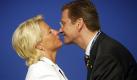 ARCHIV - Generalsekretaerin Cornelia Pieper begruessts am 5.Mai 2005 den Parteichef Guido Westerwelle waehrend des FDP Parteitages in Koeln. Aussenminister Guido Westerwelle hat Staatsministerin Cornelia Pieper (beide FDP) zur neuen Koordinatorin fuer die deutsch-polnische Zusammenarbeit ernannt. Pieper folgt Gesine Schwan nach, deren Vertrag Ende September auslief, wie das Auswaertige Amt am Dienstag, 15. Dez. 2009, in Berlin mitteilte. Foto: ap