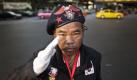 An anti-government demonstrator offers a salute as he directs traffic near a rally site Tuesday, April 20, 2010, in Bangkok, Thailand. Soldiers in full combat gear continue to patrol the capital's central business district as anti-government demonstrators prepare for a massive rally. Thai Prime Minister Abhisit Vejjajiva has announced he would not set a date for protestors to be forced out of their encampment. (AP Photo/David Longstreath) Foto: ap