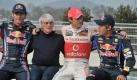 Die Fahrer machen jedenfalls gute Miene zum riskanten Spiel: Mark Webber von Red Bull, Jenson Button von McLaren Mercedes und Sebastian Vettel von Red Bull (von links) kämpfen am Sonntag unter den Augen von Formel-1-Boss Bernie Ecclestone im drittletzten Rennen der Saison um WM-Punkte. Foto: dpa