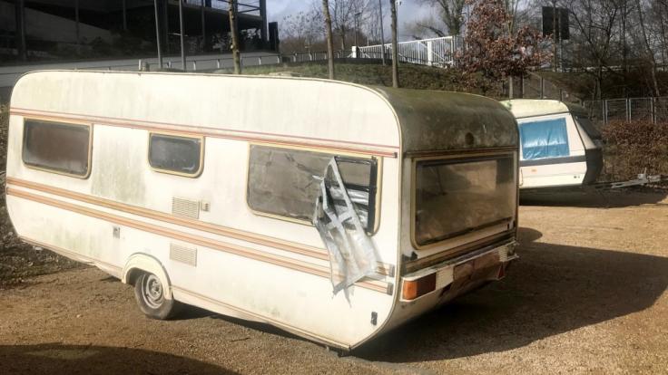 Wegen des Verdachts des sexuellen Missbrauchs hat die Polizei in Bonn eine Zwölfjährige aus einem Campingwagen befreit.