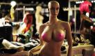 Eine noch nicht fertig dekorierte Puppe steht am Donnerstag (21.10.2010) auf der Erotikmesse 'Venus' in Berlin. Aussteller aus bis zu 35 Ländern präsentieren dort ab Donnerstag vier Tage lang vor allem ausgefallene Produkte aus der Erotik-Branche
 Foto: dpa