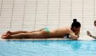 Lasziv räkeln sich die beiden Schönheiten am Beckenrand und genießen die Sonne. Das Foto entstand aber nicht auf einer Pool-Party, sondern am Rande des 3-Meter-Brett-Wettbewerbs der Schwimm-WM in Shanghai. Auch beim Sonnenbaden machen die Schwimmerinnen des russischen Teams eine gute Figur. Foto: dpa