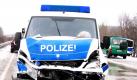 Bei einem Zusammenstoß von drei Polizeiautos auf der A27 bei Walsrode wurden  sieben Polizeibeamte leicht verletzt. Nach Angaben der Polizei waren die Einsatzkräfte im Konvoi auf der Autobahn unterwegs, als ein Mannschaftswagen auf der glatten Straße  ins Rutschen kam.  Foto: dpa
