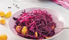 Rotkohl mit Nelken und Zwergorangen (6 Portionen): 1 Rotkohl (ca. 1,2 kg) putzen, waschen, vierteln, in feine Streifen schneiden oder hobeln. 2 Zwiebeln schälen, würfeln. 2 Zwergorangen gut abspülen, mit 8 bis 10 Nelken spicken. 250 ml Wasser aufkochen, 2 TL Hühnerbouillon (z. B. von Knorr) einrühren. 20 g Gänseschmalz in einem Topf erhitzen, Rotkohl und Zwiebeln darin andünsten. Heiße Bouillon zugießen, gespickte Zwergorangen zufügen. Rotkohl zugedeckt bei mittlerer Hitze ca. 45 Minuten garen, ab und zu umrühren. 100 g Zwergorangen mit kochendem Wasser überbrühen. Nach ca. 3 Minuten Wasser abgießen, die Früchte in Scheiben schneiden. 100 g Orangenmarmelade unter den Rotkohl heben. Mit 3 EL Zitronensaft und evtl. etwas Salz abschmecken. Orangenscheiben unterheben. Foto: Unilever/Knorr