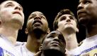 Die Spieler der Mannschaft der Universität Kansas No. 2 Kansas feiern in stiller Andacht ihren Sieg gegen No. 5 Kansas mit 82:65. Foto: ap