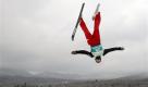 Ryan St. Onge vollführt waghalsige Kunststücke beim World Cup Freestyle Skiing in Lake Placid, USA. Foto: ap