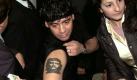 Auch Maradona selbst ist ein Tattoo-Fan. 2001 zeigt er in Rom seine neueste Verzierung, die den Guerilla-Kämpfer  Ernesto Che Guevara darstellt.
 Foto: dpa