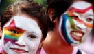 Zwei Philippinerinnen nehmen an einer Gay-Parade auf dem Universitätsgelände in Diliman teil. Dabei fordern sie die philippinische Regierung gemeinsam mit Gleichgesinnten dazu auf, endlich die Menschenrechte von Lesben, Schwulen, Bisexuellen und Transgendern im Land zu achten und zu fördern. Foto: dpa