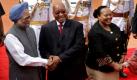 Indian Prime Minister Manmohan Singh, left, shakes hands with South African President Jacob Zuma, second left, as Indian President Pratiba Patil, right, shakes hands with Zuma's wife Nompumelelo Ntuli Zuma, during a ceremonial reception at Indian presidential palace, in New Delhi, India, Friday, June 4, 2010. Zuma is on an official visit to India. (AP Photo/Manish Swarup)

 Foto: ap