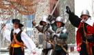 Darsteller in mittelalterlichen Kostümen werben an der Bernauer Stadtmauer für das alljährliche Schwertkämpfertreffen, das am 14. März stattfinden wird. Bis zum 13. Mai versammeln sich dann Junker aus ganz Europa, um ihr Können zu beweisen. Foto: ddp