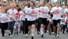 Britain's Leader of the Opposition Conservative Party David Cameron (centre) leads the main pack as he gives politics and campaigning a rest for the day to take part in the Sport Relief Mile, London, March 21, 2010. EPA/STR EDITORIAL USE ONLY/NO SALES +++(c) dpa - Bildfunk+++ Foto: dpa
