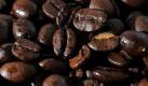 Geröstete Kaffeebohnen liegen am Sonntag (27.12.2009) in Hannover übereinander. Auch nach der Geldbuße von knapp 160 Millionen Euro gegen drei große Kaffeeröster wegen illegaler Preisabsprachen laufen die Ermittlungen des Bundeskartellamts weiter. Eine Melitta-Sprecherin bestätigte dem Nachrichtenmagazin 'Der Spiegel', gegen ihr Unternehmen werde zusätzlich wegen Preisabsprachen unter Gastronomiezulieferern ermittelt. Foto: Jochen Lübke dpa/lni +++(c) dpa - Bildfunk+++ Foto: dpa