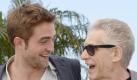Robert Pattinson (l) und David Cronenberg scheinen Spaß in Cannes zu haben. Foto: Stephane Reix Foto: dpa