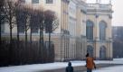 Nicht nur in höheren Lagen ist Schnee garantiert. Auch in der Hauptstadt Berlin überzieht ein feiner weißer Schleier die Straßen. Der verschneite Schlosspark Charlottenburg lädt zum Schlittenfahren ein. Foto: dapd