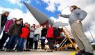 Eine Flugzeugmechanikerin erklärt Mädchen aus Schulen auf dem Luftwaffen-Fliegerhorst Rostock-Laage das Mehrzweckkampflugzeug Eurofighter. Am heutigen Girls Day informieren sich Schülerinnen in ganz Deutschland über typische Männerberufe. Foto: ap