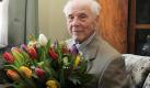 Ein Hoch auf den Ältesten: Der 109-jährige Paul Veit in seinem Lieblingssessel am Fenster in Neuruppin. Der nach Angaben seines Hausarztes älteste in der Bundesrepublik lebende deutsche Mann lebt seit 100 Jahren in Neuruppin. Foto: Bernd Settnik Foto: dpa