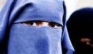 Vollverschleierte Demonstrantinnen protestieren im niederländischen Den Haag gegen das geplante Burka-Verbot. Das Nachbarland Belgien stimmt am 22. April über ein Verbot der Burkas ab. Foto: ap