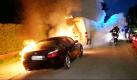Feuerwehrleute versuchen in Hamburg-Bramfeld brennende Autos zu löschen. Am frühen Morgen haben Unbekannte in Hamburg erneut Autos angezündet. Wie die Polizei mitteilte, gingen im Stadtteil Bramfeld fünf Autos in Flammen auf. Weitere fünf Wagen steckten Täter in Eidelstedt in Brand. Die Schadenshöhe ist noch unklar. In der Hansestadt werden seit Monaten nachts Autos angezündet, seit Jahresbeginn waren es mehrere Dutzend. Foto: dpa