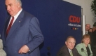 
Alt-Bundeskanzler Helmut Kohl (l), der am 30.11.1999 in Berlin frhzeitig eine Pressekonferenz zur CDU-Spendenaffre verlsst, die er zusammen mit dem damaligen CDU-Vorsitzenden Wolfgang Schuble (M) und Angela Merkel (r), damals Generalsekretrin der Partei, gegeben hatte. Kohl rumte in der CDU-Spendenaffre die Fhrung verdeckter Konten ein. Foto: Wolfgang Kumm (zu dpa-Serie Die 90er Jahre vom 17.03.) +++(c) dpa - Bildfunk+++ Foto: dpa