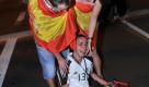 Ob es eine gute Idee ist, dass zwei Spanien-Fans versuchen, diesen am Boden zerstörten jungen Mann zu trösten? Es scheint zumindest nichts zu bringen. Foto: dpa