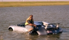 Der Abschleppwagenfahrer Gilbert Harrison zieht einen über eine Million Euro teuren Bugatti Veyron aus einer Lagune in Texas, in die der Besitzer den Sportwagen zuvor  gesetzt hatte. Foto: ap