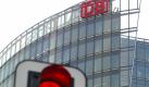 Eine rote Ampel leuchtet am Mittwoch (30.11.2005) vor der Konzernzentrale der Deutschen Bahn (DB) in Berlin. Die Bahn prüft nach dem Einschreiten des Bundes gegen eine Verlegung ihrer Zentrale von Berlin nach Hamburg laut einem Zeitungsbericht Varianten für einen abgespeckten Umzug.
 Foto: dpa
