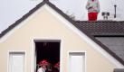 'Pilzköpfe' warten auf den Karnevalszug in Köln. Foto: Oliver Berg Foto: dpa