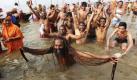 Hinduistische Gläubige beim zeremoniellen Bad im Ganges im indischen Allahabad. Hunderttausende Pilger werden innerhalb des Festmonats Magh Mela erwartet.
 Foto: ap