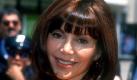 ...und plötzlich stand Bobby unter der Dusche und seine Frau Pam musste den Zuschauern erklären, sie habe alles nur geträumt. Victoria Principal war Pamela, die Ehefrau von Bobby. Vorher war sie mit Ray Krebbs zusammen. Da die Ehe mit Bobby kinderlos blieb, adoptierten sie ein Baby, Christopher. Christopher ist das Kind seiner Schwägerin Kristen. Pamela ist eine Frau mit hohen moralischen Wertvorstellungen. Sie geriet deshalb oft mit J.R., aber auch mit ihrem Mann aneinander. Victoria Principal posierte 1970 nackt für den Playboy, war mal mit dem Sänger Andy Gibb liiert und mit einem Schönheitschirurgen verheiratet. Heute ist sie 61 Jahre alt. Foto: dpa