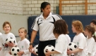 Zur Auftaktveranstaltung des Projekts 20.000 plus im April 2008 trainierte sie mit Schülern einer Grundschule in Duisburg. Mit dieser Aktion will der Deutsche Fußball-Bund 20.000 Grundschullehrer in Sachen Fußball fortbilden. Foto: dpa