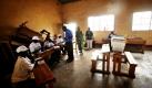 Wähler geben anlässlich der Präsidentschaftswahlen in Burundi in Bujumbura ihre Stimmen ab. Die Wahl in dem zentralafrikanischen Staat findet mit nur einem Kandidaten statt  dem bisherigen Amtsinhaber Pierre Nkurunziza. Die übrigen sechs Kandidaten zogen ihre Kandidaturen zurück. Sie werfen der Regierung vor, die Kommunalwahlen im Mai manipuliert zu haben.  Foto: dpa