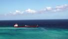 Der havarierte chinesische Kohlefrachter bedroht das Ökosystem des Great Barrier Reef. Läuft das Öl aus, könnte das Leben am 2500 Kilometer langen Naturwunder vernichtet werden. Foto: dpa