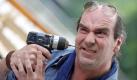 Der Schlagersänger Guildo Horn albert mit einem Akkubohrer am Montag (08.02.2010) während eines Fernsehdrehs in Leipzig herum. Der Sänger hat keine Angst vorm Zahnarzt - im Gegenteil: Er entspanne sich dort, so der Entertainer am Montag in Leipzig, wo er derzeit für die vom MDR produzierte Krankenhausserie 'In aller Freundschaft' vor der Kamera steht. In der 500. Folge der ARD-Serie namens 'Vier in einem Boot', die am 7. Dezember ausgestrahlt wird, mimt der gebürtige Trierer einen Musikproduzenten - und singt dabei auch. Foto: Jan Woitas dpa/lsn +++(c) dpa - Bildfunk+++ Foto: dpa